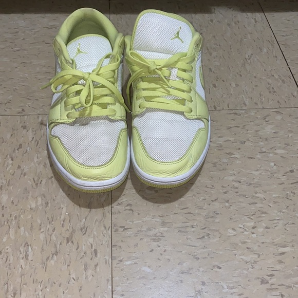 These are women's air jordan 1 low limelight. Size 12 in Women & 10.5 in MEN - Picture 2 of 8